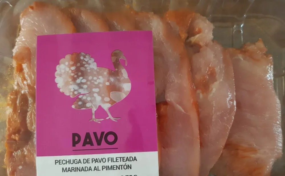 Pechuga de pavo fileteada marinada al pimento