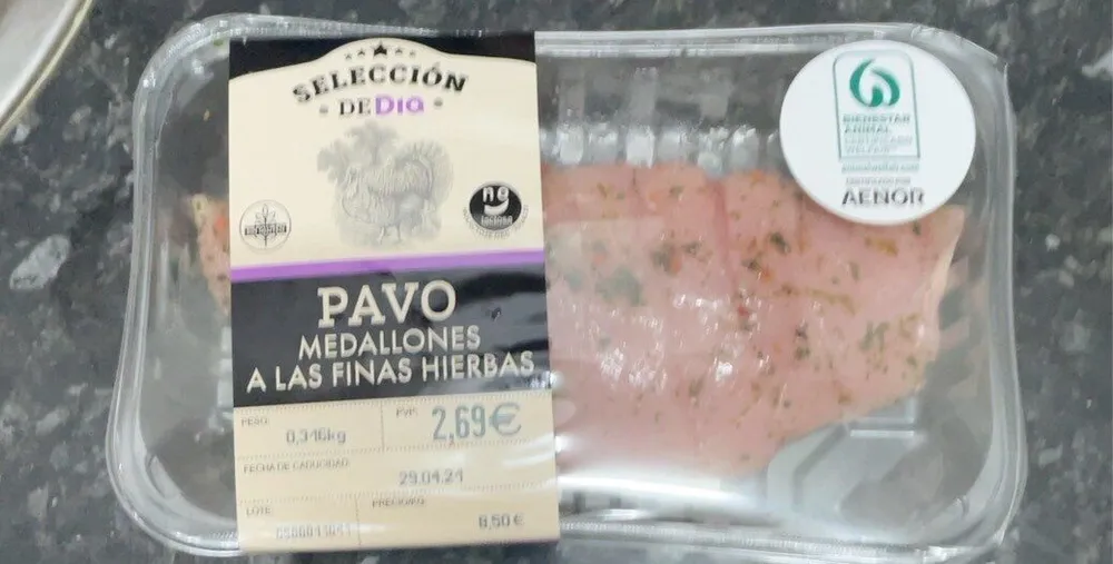 Pavo medallones a las finas hierbas