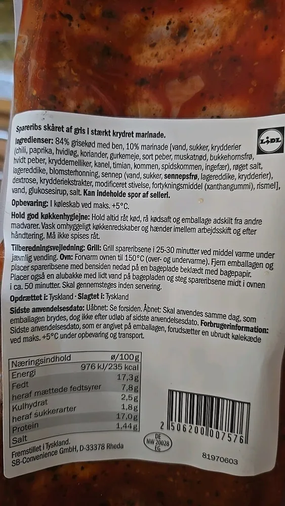 Spareribs skåret af gris i stærkt krydret marinade