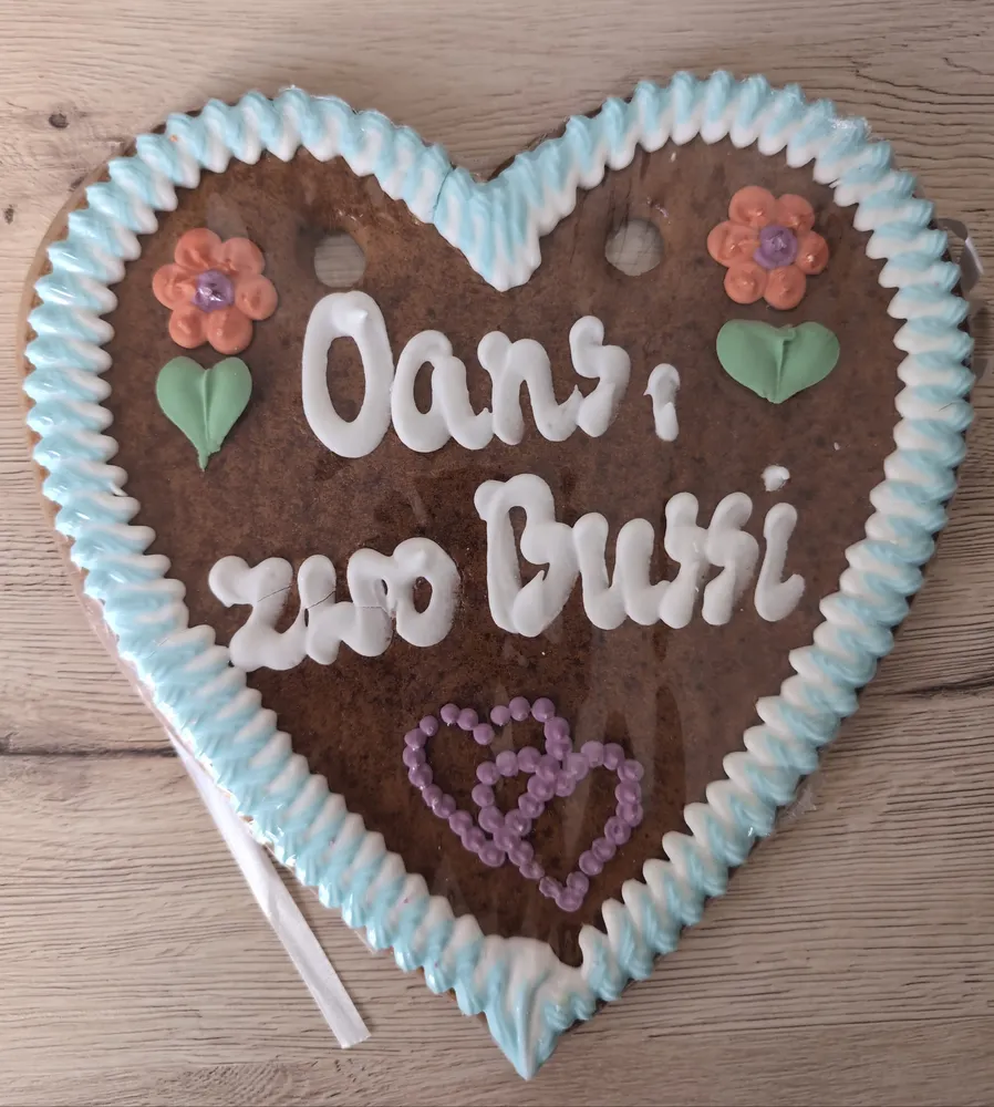 Brauner Lebkuchen mit Zuckerdekor