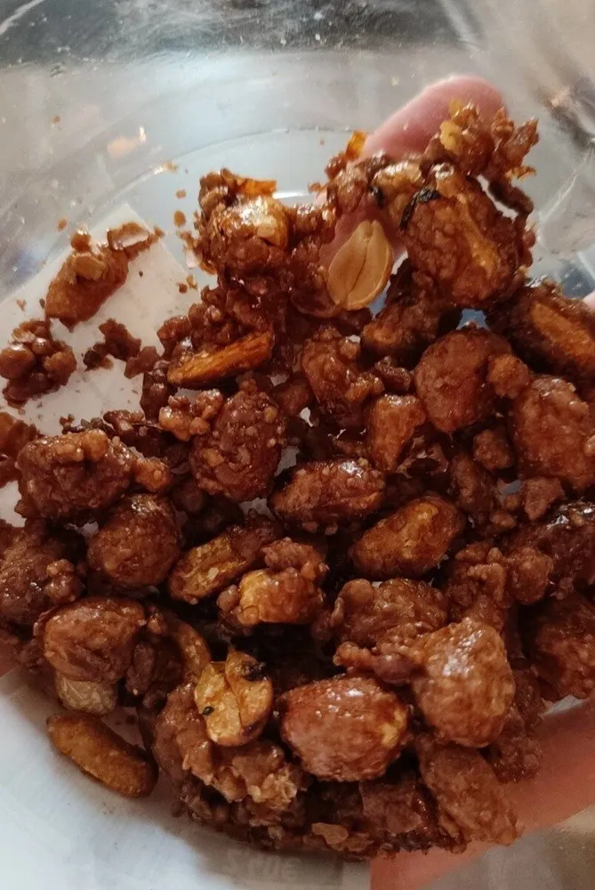Arachides grillées enrobées de sucre cuit