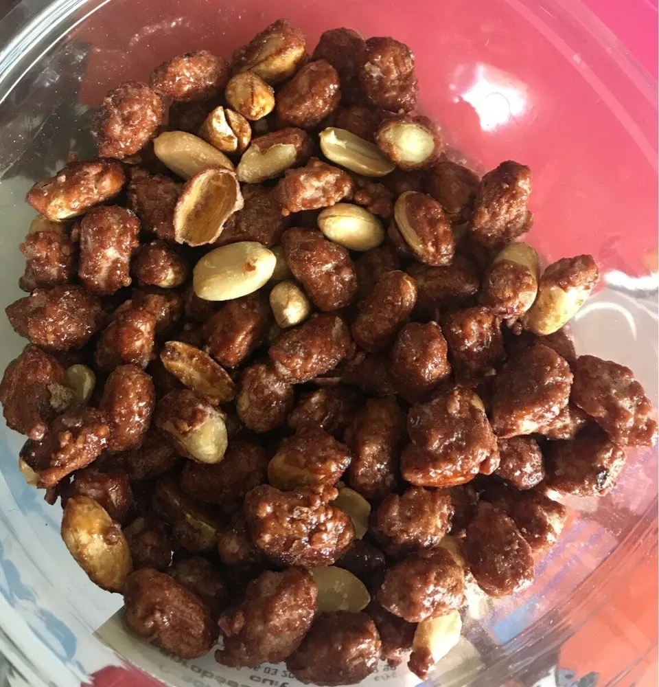 Arachides grillées enrobées de sucre cuit