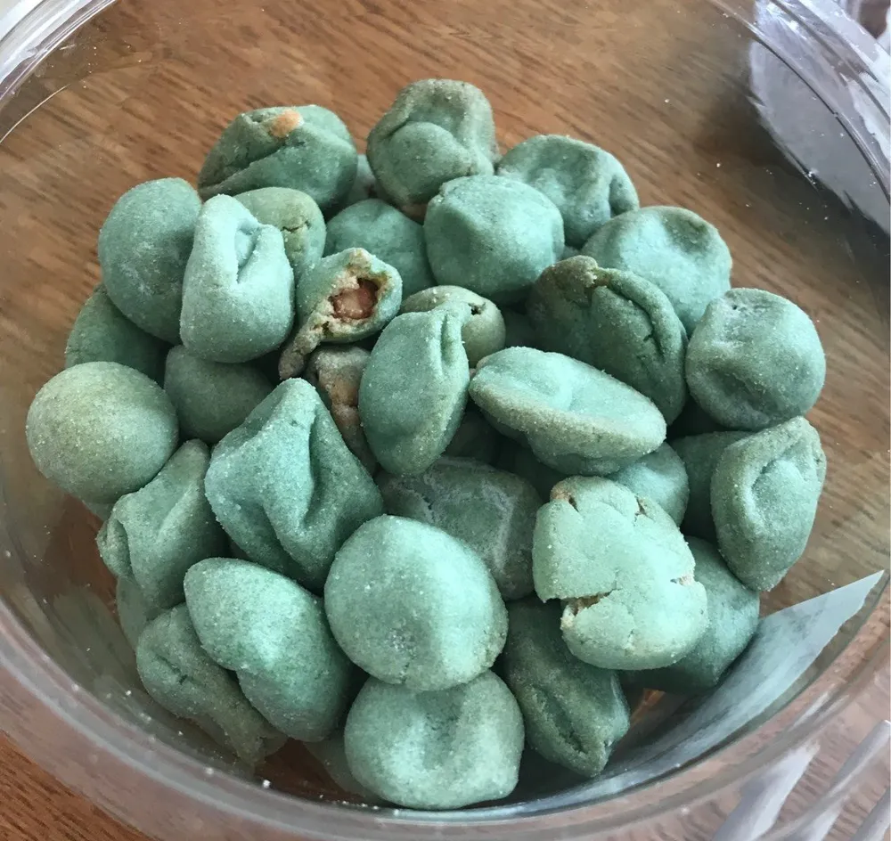 Biscuits soufflés aux arachides et enrobés au wasabi