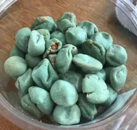 Biscuits soufflés aux arachides et enrobés au wasabi