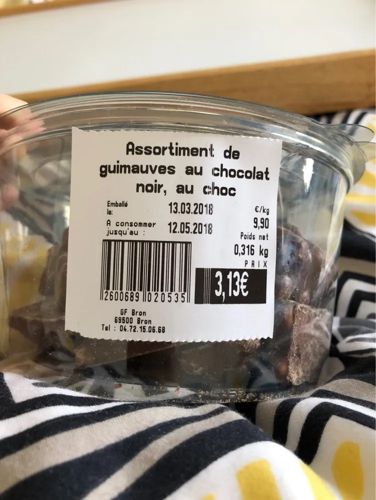 Assortiement de guimauve au chocolat noir