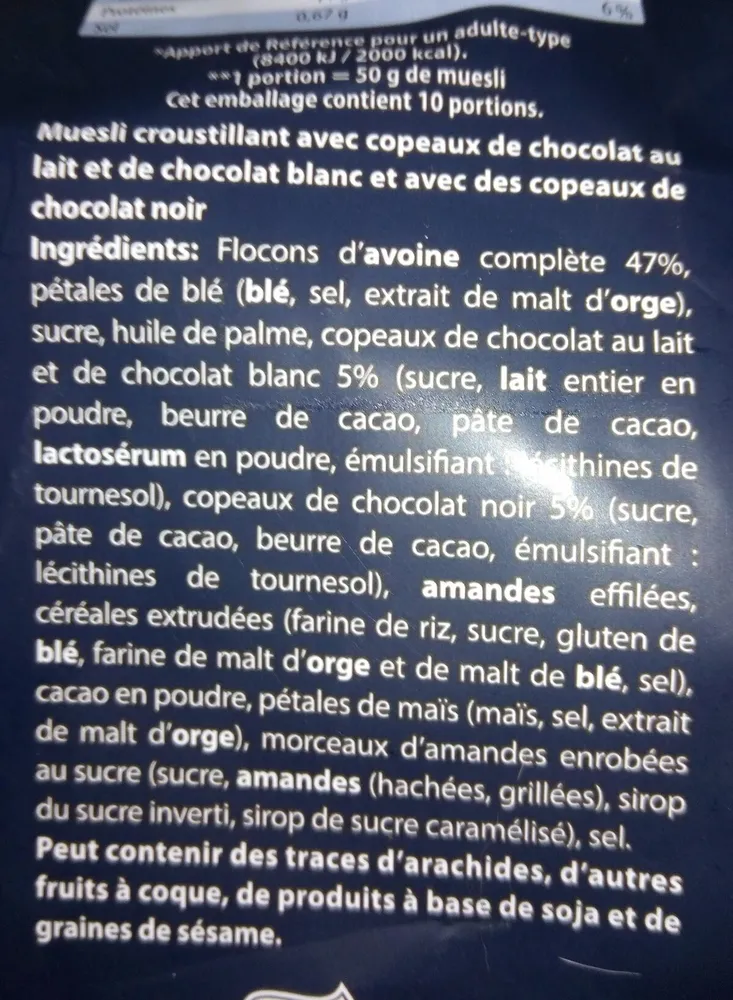 Muesli croustillant avec copeaux de chocolat au lait et de chocolat blanc et avec des copeaux de chocolat noir
