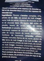 Muesli croustillant avec copeaux de chocolat au lait et de chocolat blanc et avec des copeaux de chocolat noir