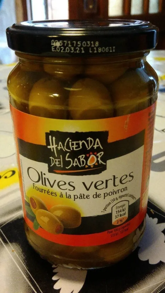Olives vertes fourrées à la pâte de poivron