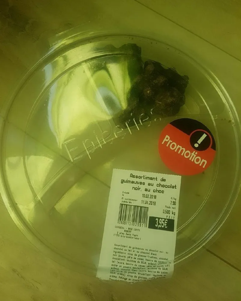 Assortiment de guimauve au chocolat noir, au choc
