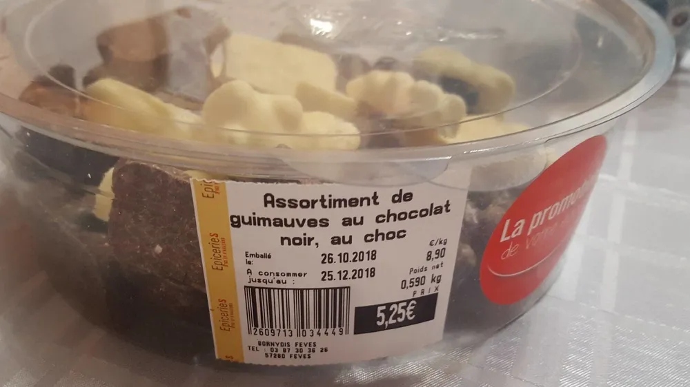 Assortiment de guimauves au chocolat noir