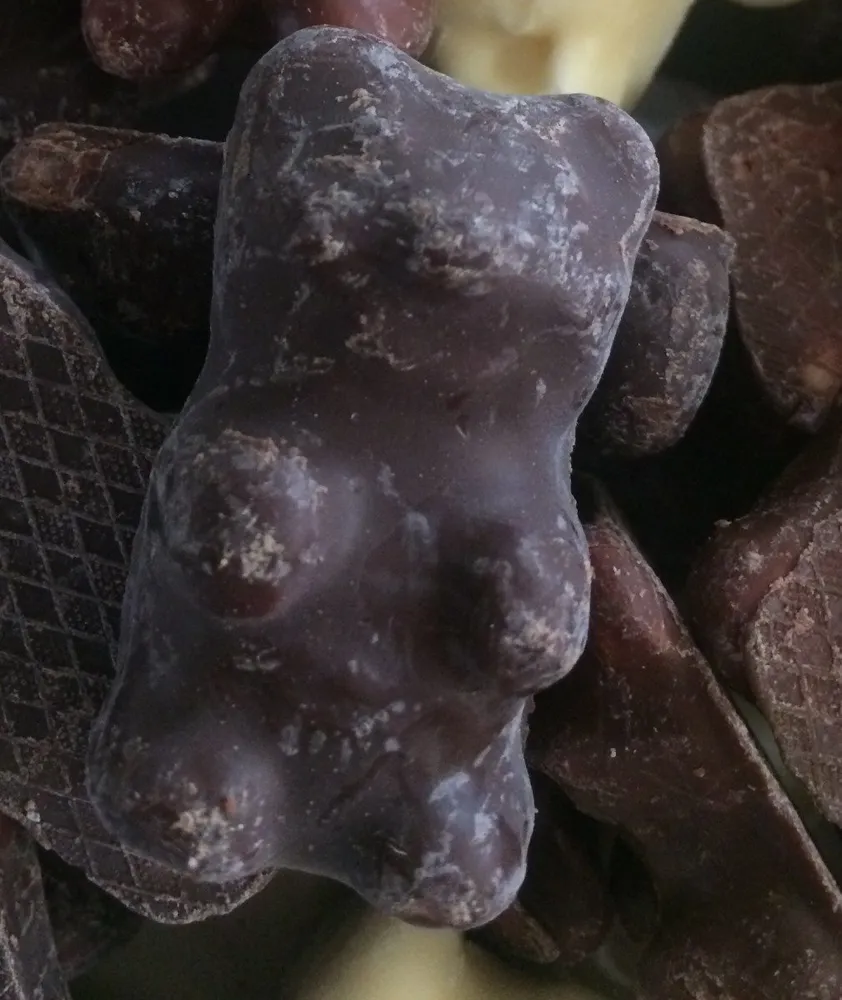 Assortiment de guimauves au chocolat noir, au lait, blanc