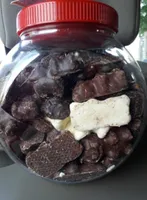 Assortiment de guimauves au chocolat noir, chocolat blanc