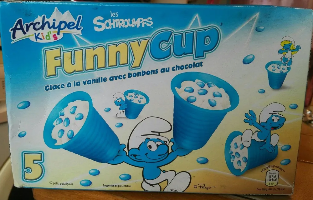 Glace à la vanille avec bonbons au chocolat