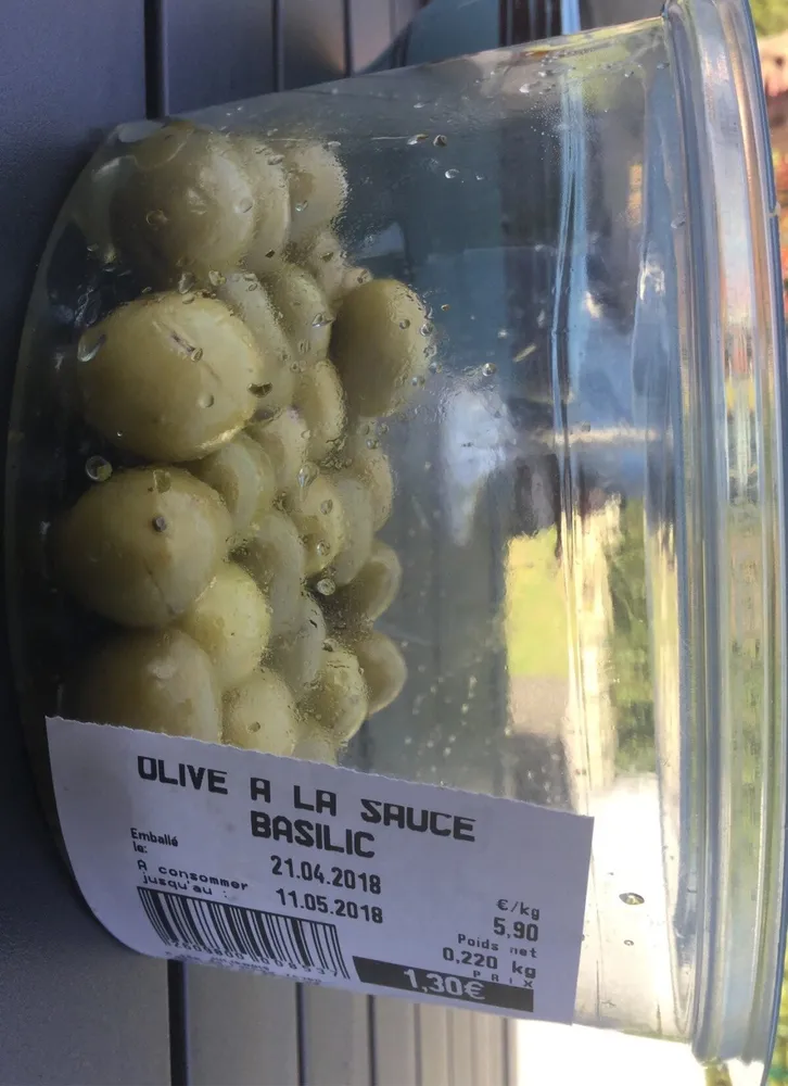 Olives à la sauce basilic