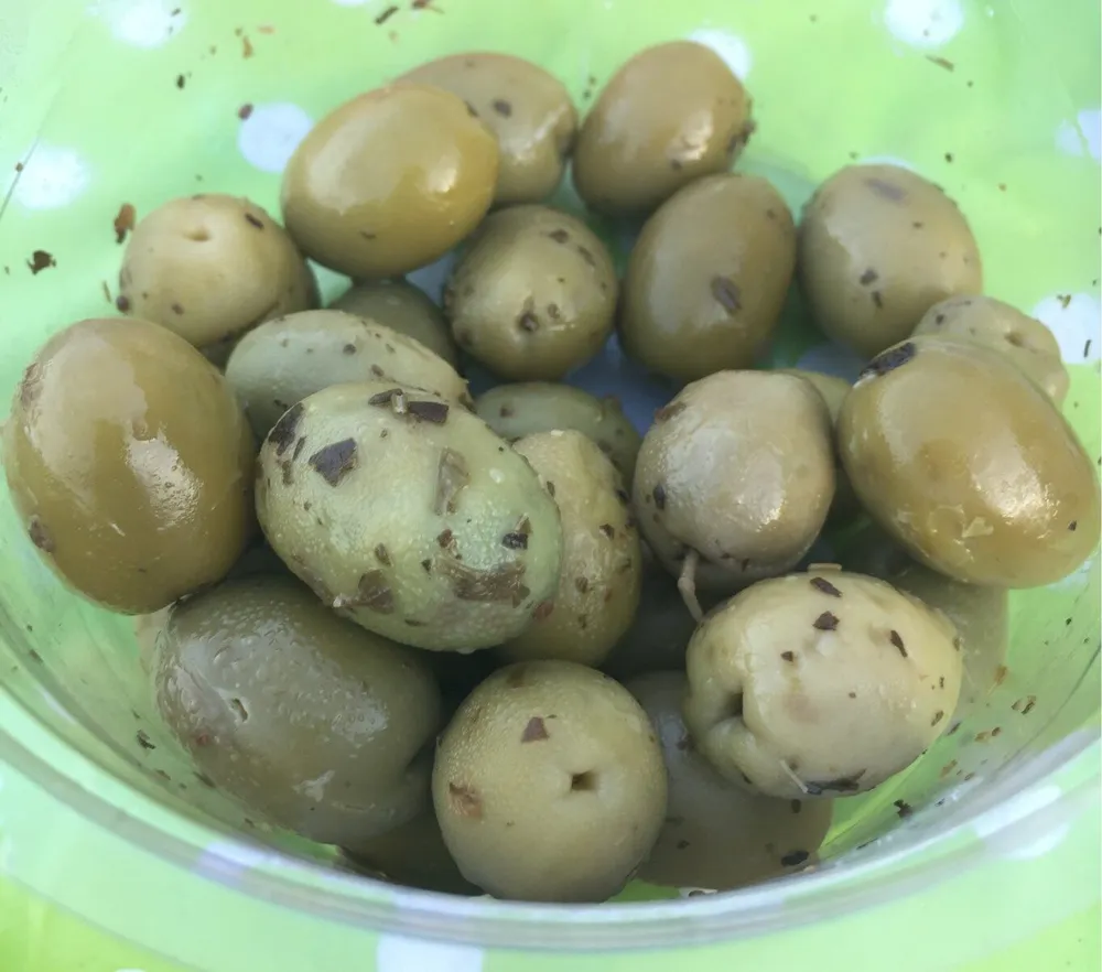 Olives cassées au basilic