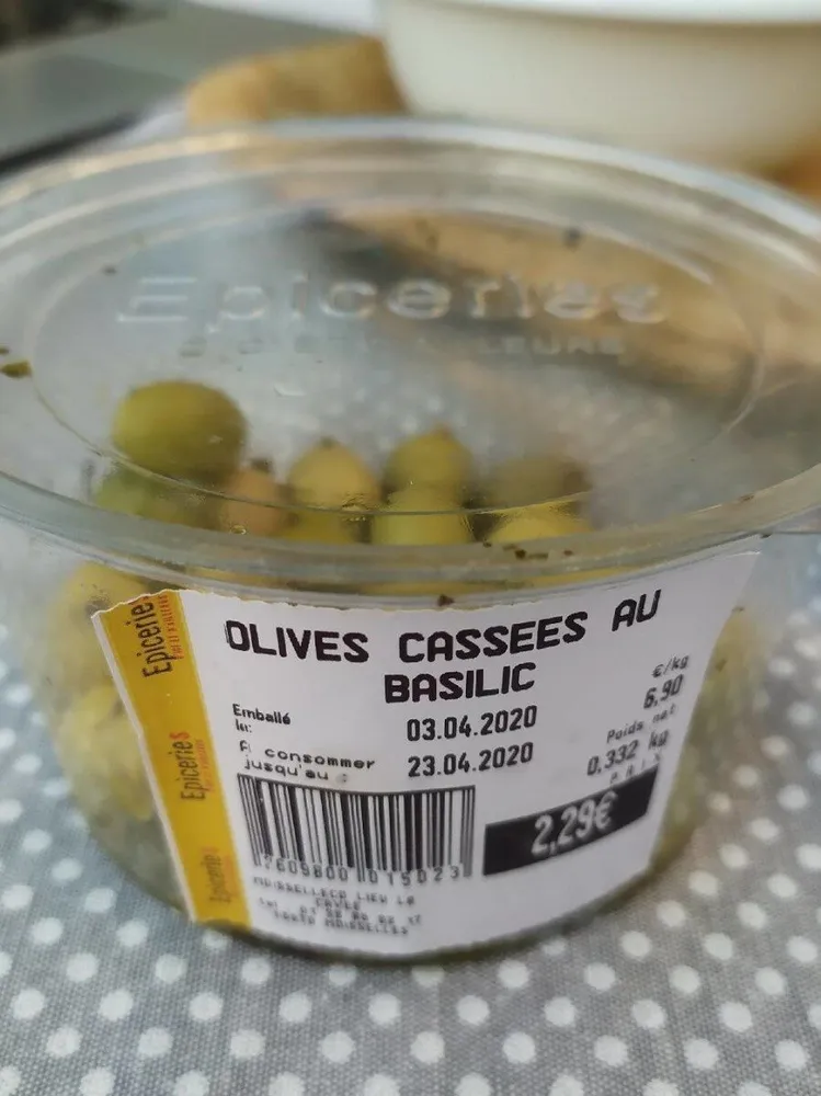 Olives cassées au basilic