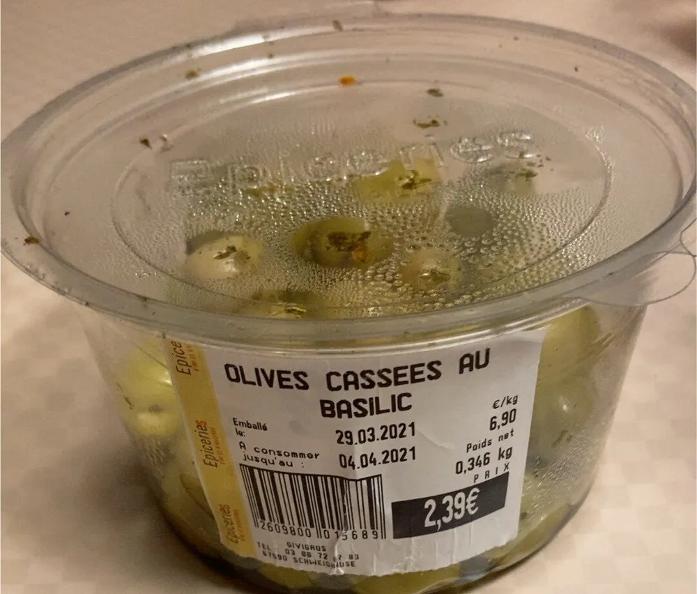 Olives cassées au basilic