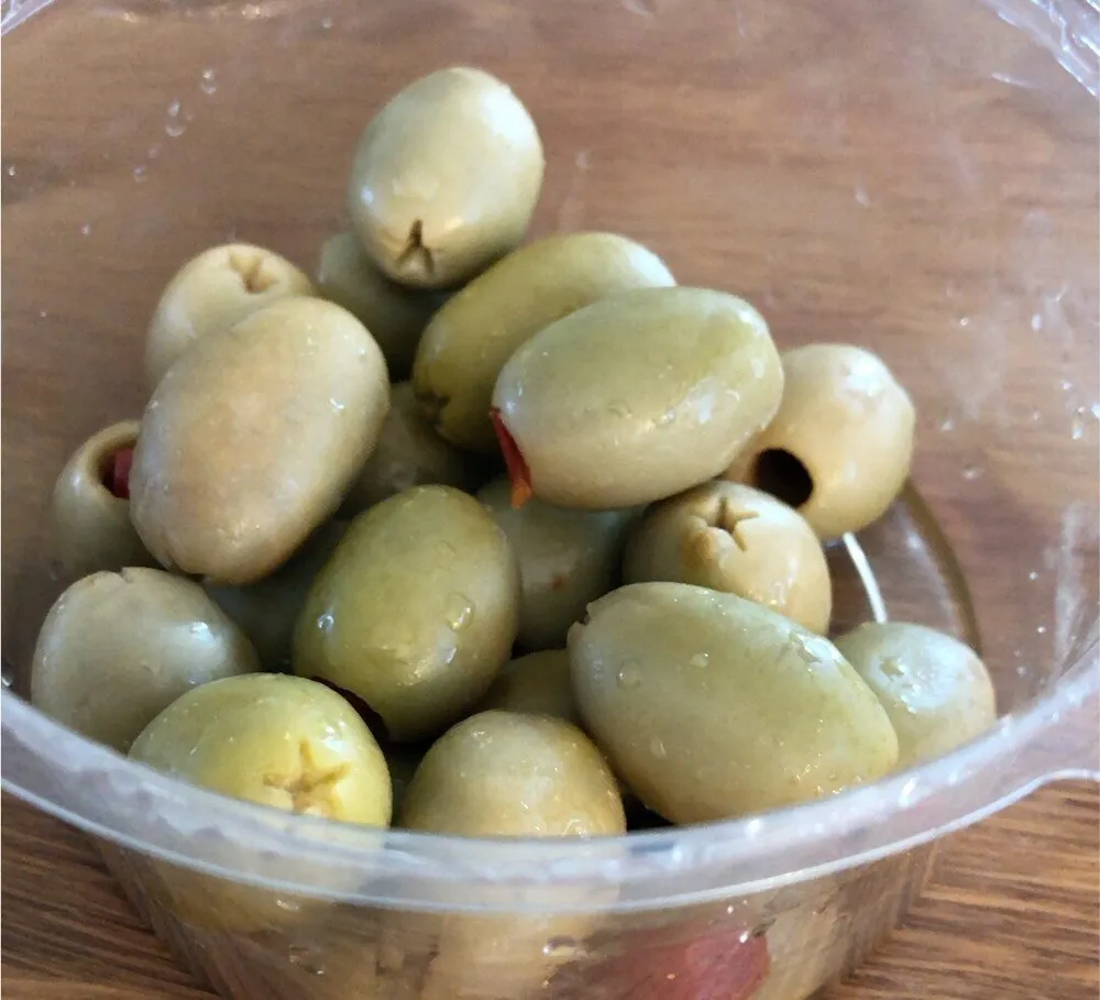 Olives vertes farcies aux poivrons