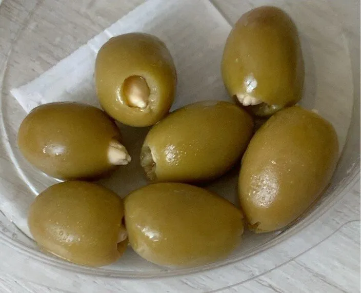 Olives vertes farcies aux amandes