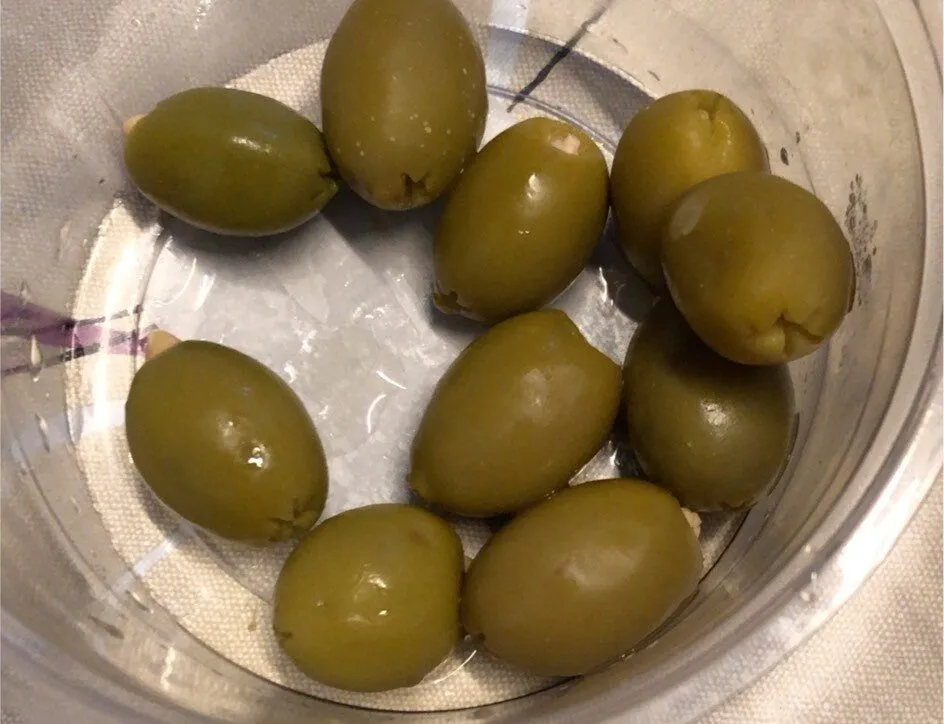 Olives vertes farcies aux amandes