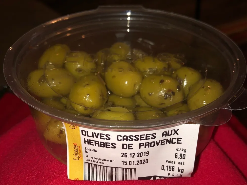 Olives casses aux herbes de provence
