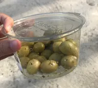 Olives cassées au basilic