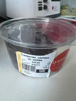 Cranberries séchées en moitiés.