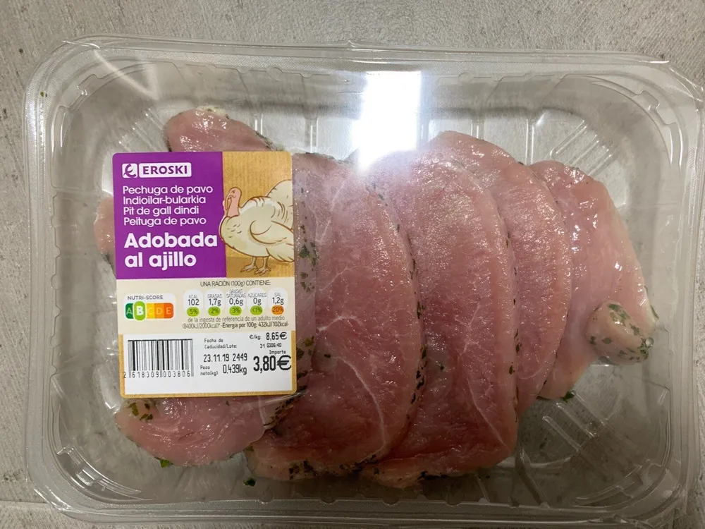 Pechuga de pavo adobada al ajillo