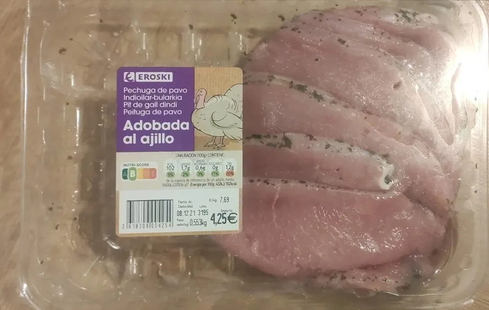 Pechuga de pavo adobada al ajillo