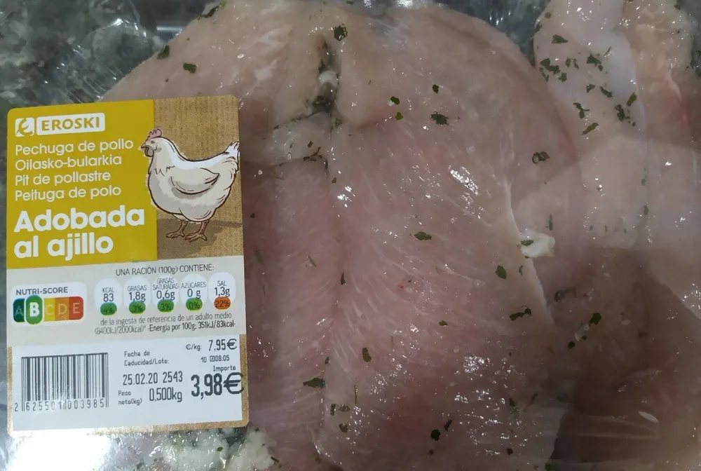 Pechuga de pollo adobada al ajillo