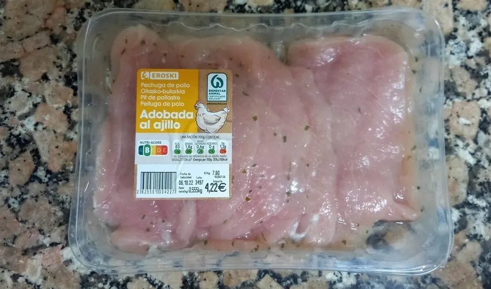 Pechuga de pollo adobada al ajillo