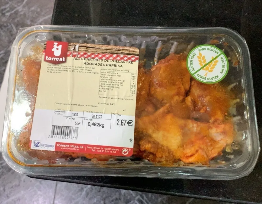 Alas partidas de pollo adobadas paprika