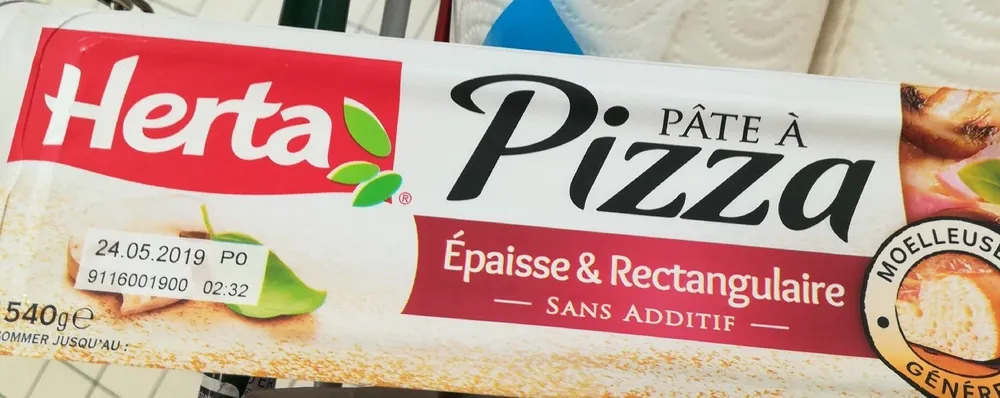 Pâte à pizza épaisse et rectangulaire