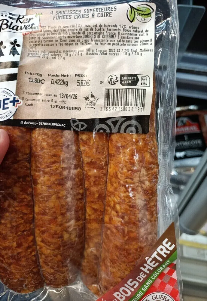 Saucisses supérieures fumées crues à cuire