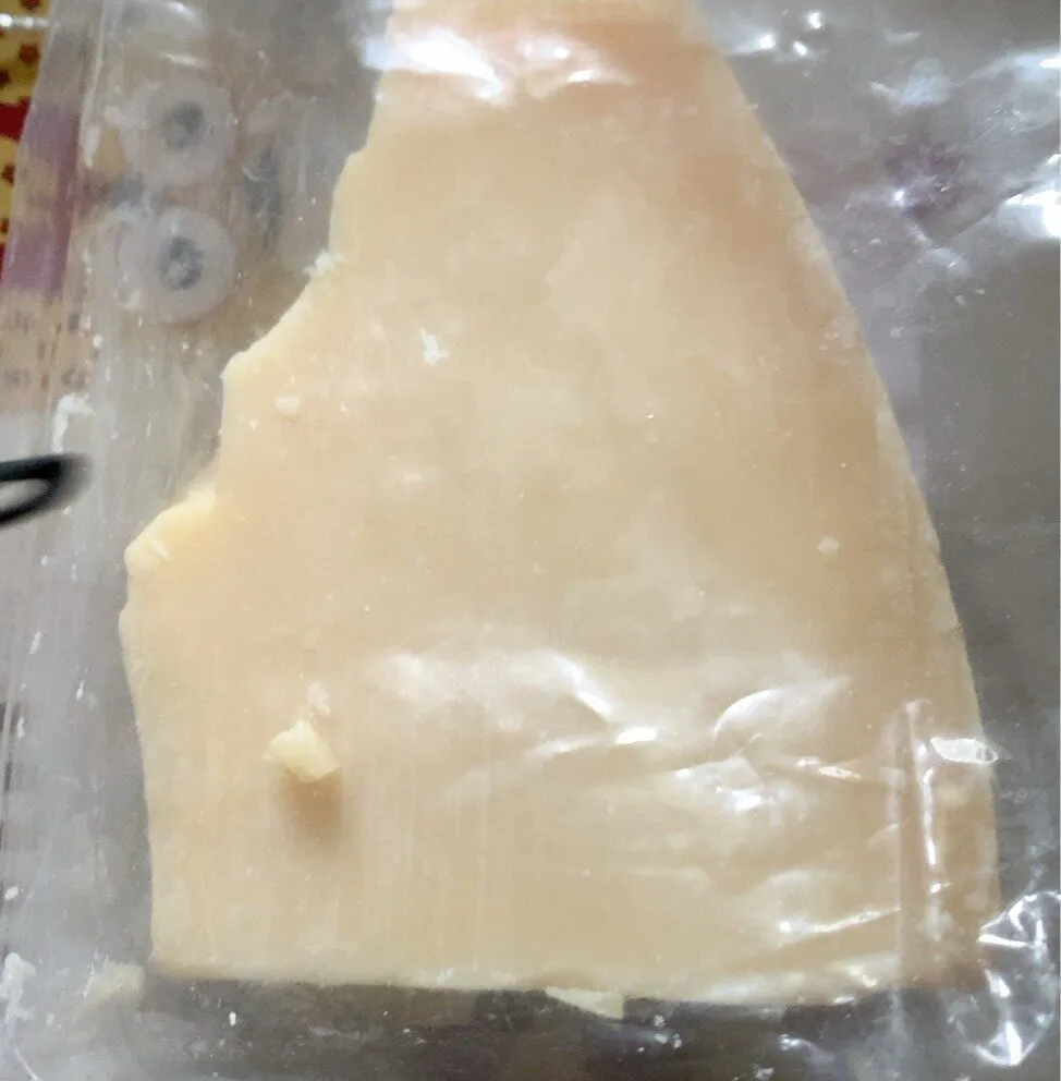 Formaggio da grattugia a pasta dura