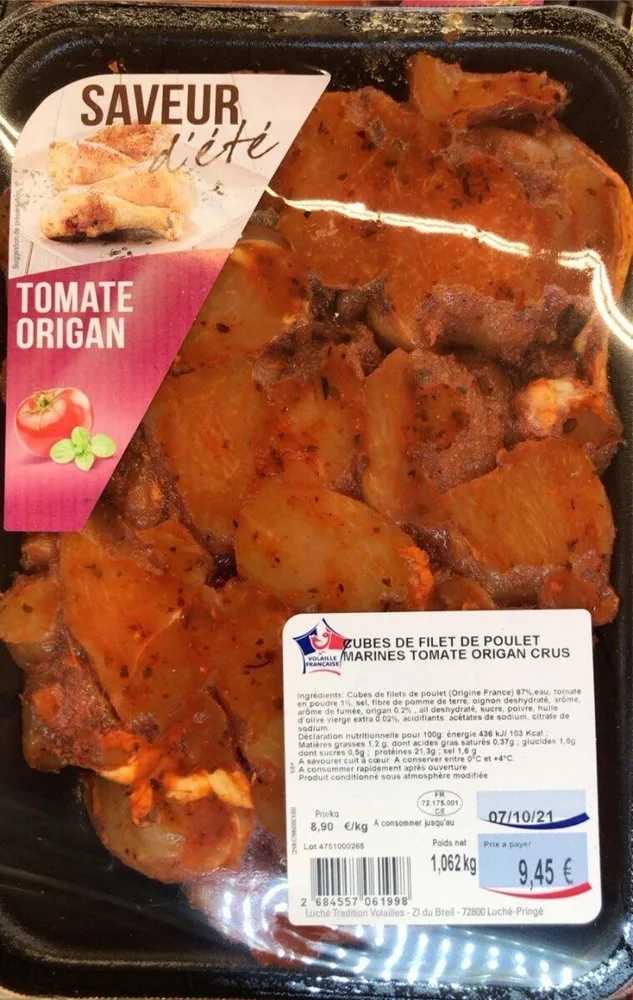 Cubes de filet de poulet marinés tomate origan crus