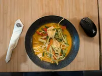 Roter Curry mit Gemüse, Kokosmilch und Huhn, scharf (ohne Reis)