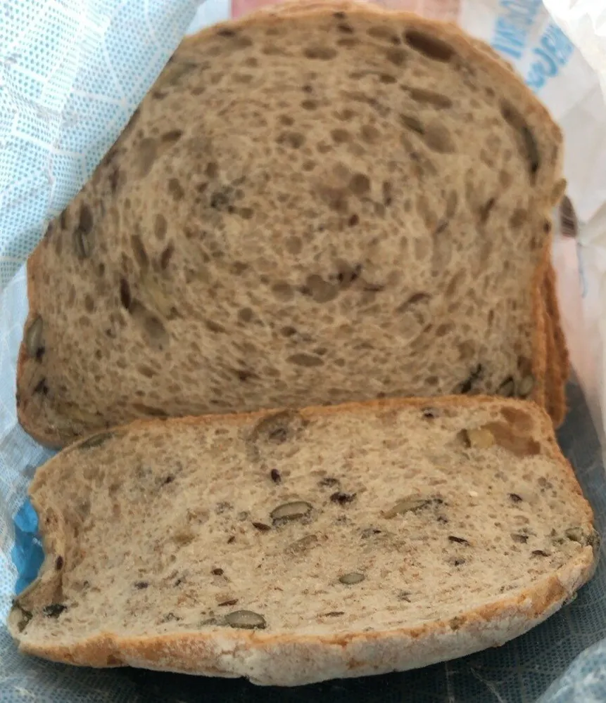 Pain foncé avec des graines