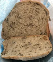 Pain foncé avec des graines