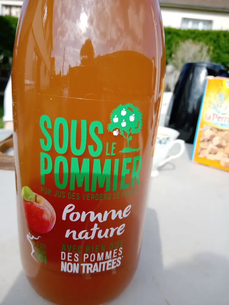 sous le pommier