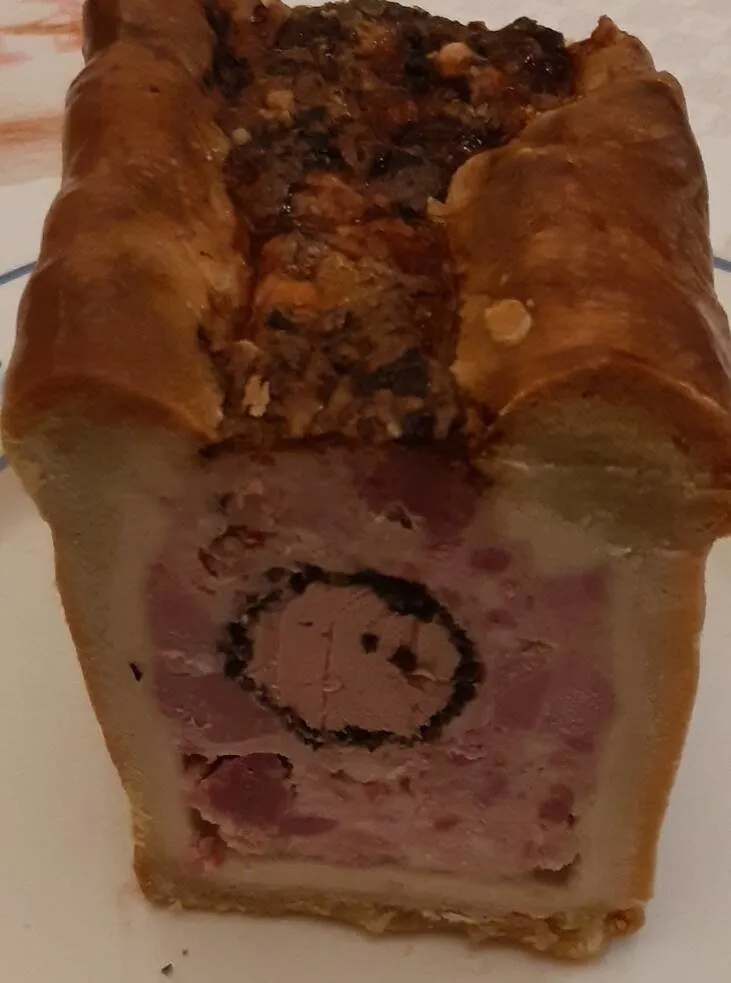 Pâté croute au porc et canard avec médaillon de foie