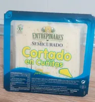 Queso semicurado cortado en cuñitas