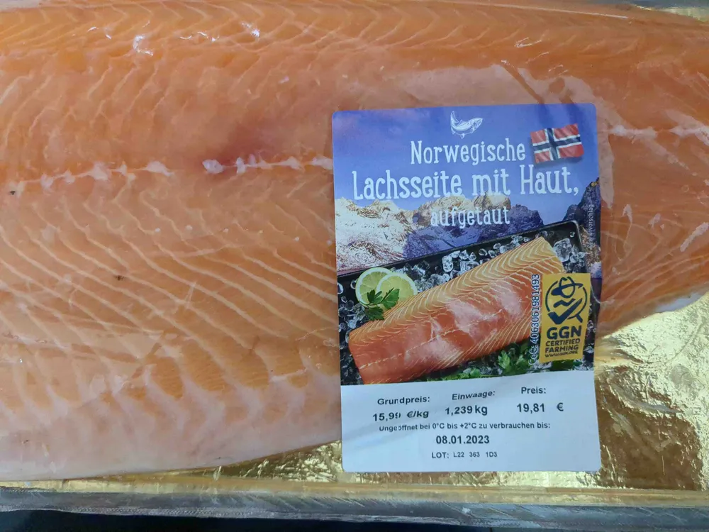 Norwegische Lachsseite mit Haut, aufgetaut