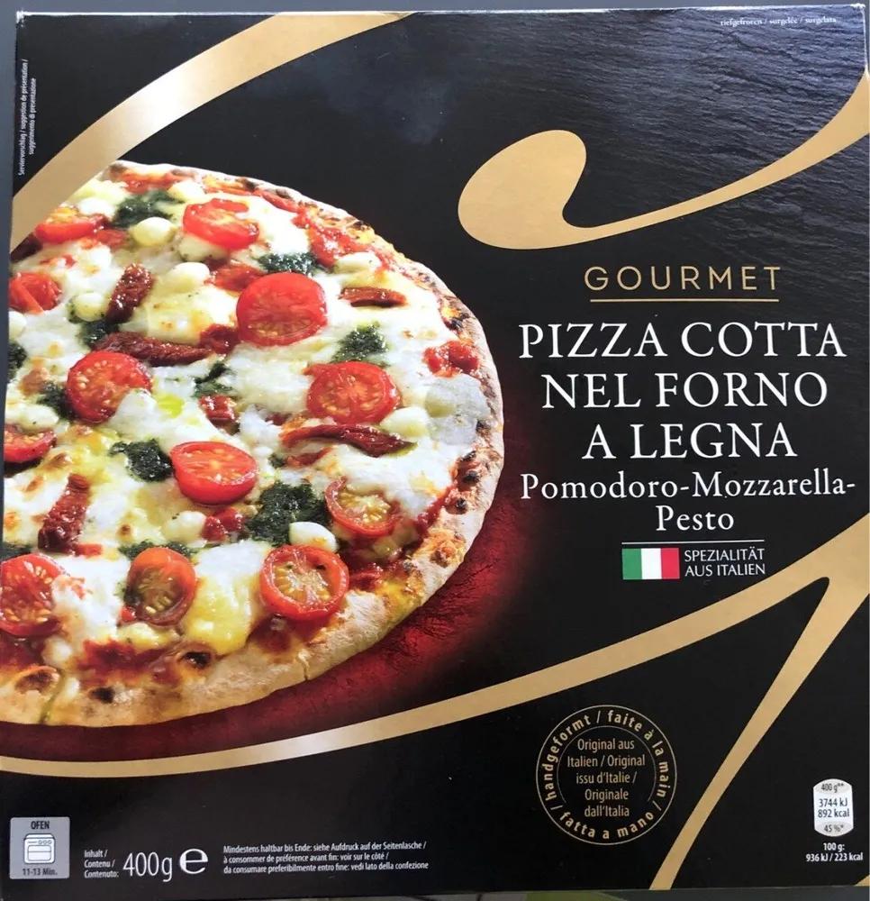 Pizza cotta nel forno a legna