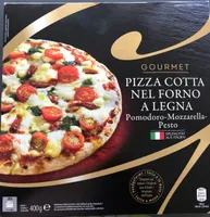 Pizza cotta nel forno a legna