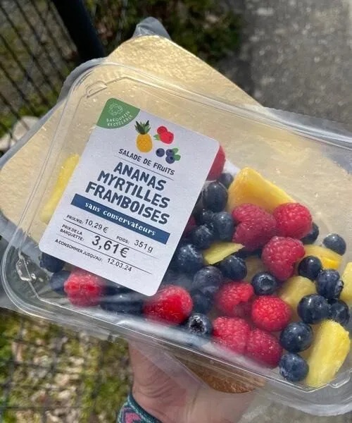 Fruits ananas myrtille framboise
