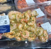 Queues de crevettes cuites decortiquees marinees a l'ail