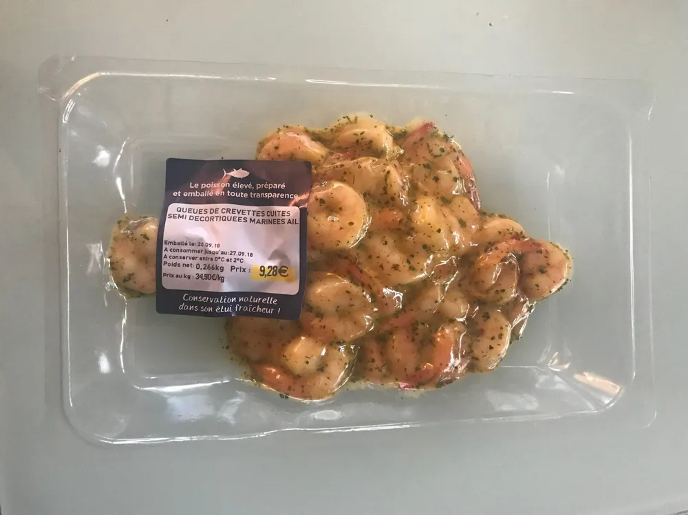 Queues de crevettes cuites semi decortiquees marinees ail