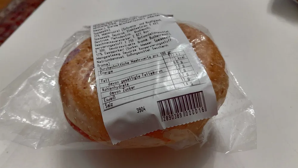 Wienerwurstsemmel mit Essiggurkerl