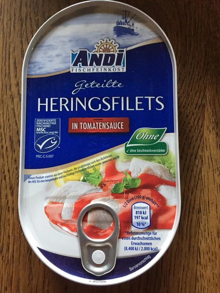Geteilte Heringsfillets in Tomatensauce